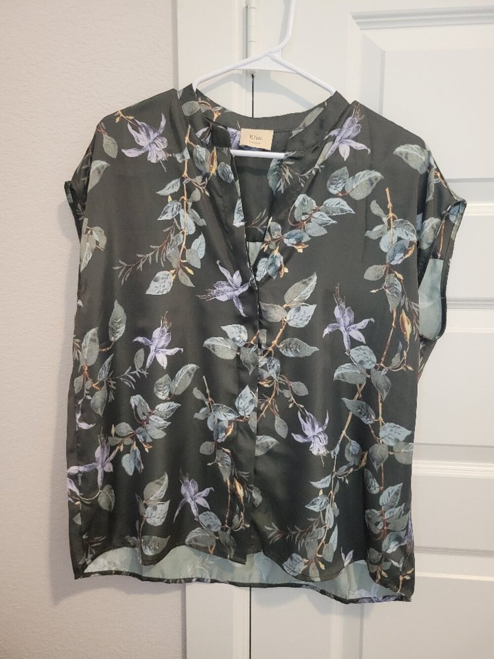 Elie Tahari Floral Button-Up Blouse – Size Large – Olive Green Top